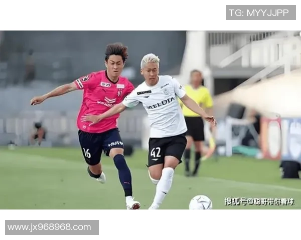 广岛三剑与横滨水手的激烈对决展现足球魅力与团队精神 广岛三剑与横滨水手的激烈对决展现足球魅力与团队精神