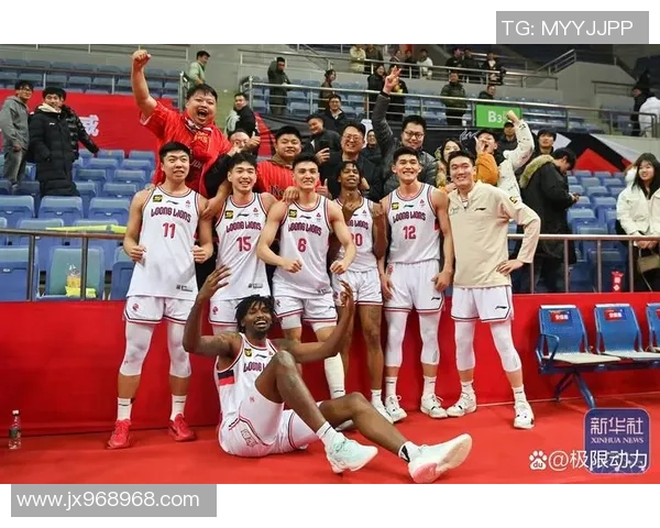 篮球飞马与天空的激烈对决展现了运动精神与团队合作的完美结合